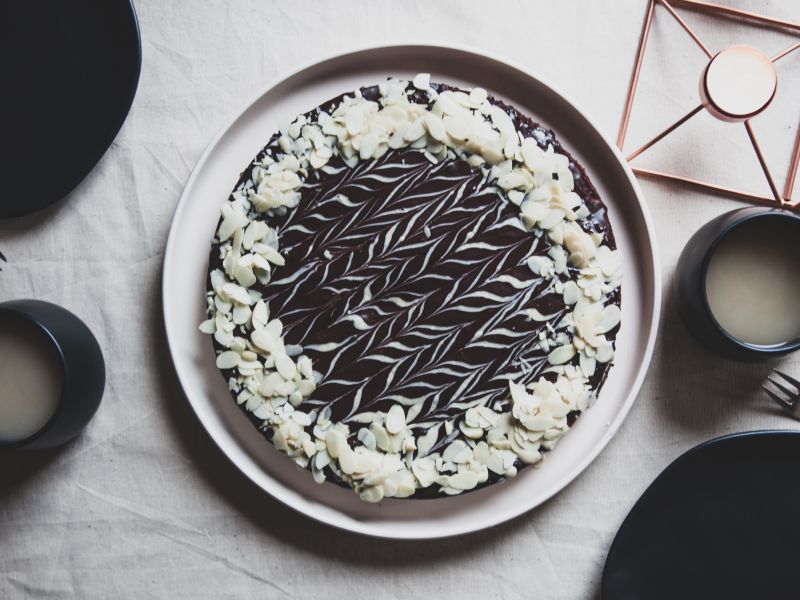 Veganer Schokoladenkuchen mit Dekoration