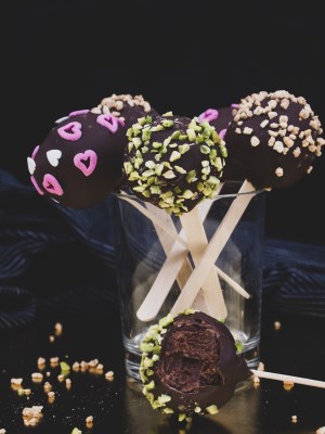 Vegane Cake-Pops mit Schokolade und Krokant