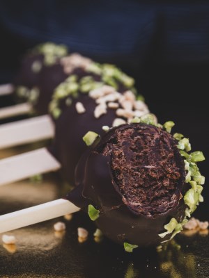 Vegane Cake-Pops mit Schokolade und Pistazien