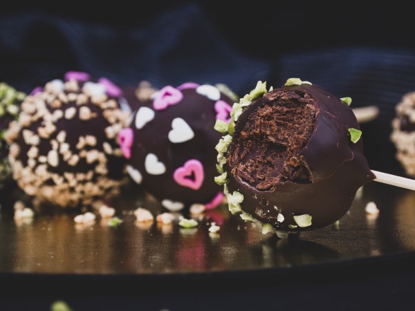 Vegane Cake-Pops mit Schokolade und Zuckerherzen