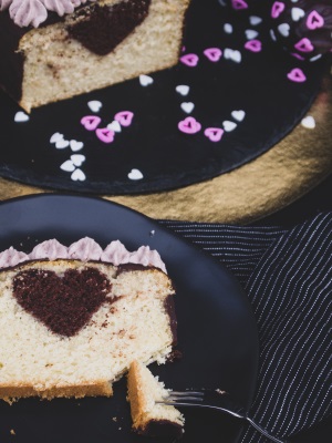 Ein Stück veganer Herzkuchen mit Vanille und Schokolade