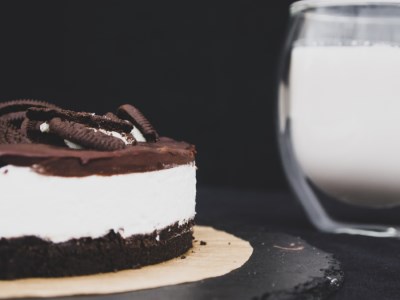 Vegane Oreo-Torte mit Sahne-Streichcreme-Füllung und Schokolade