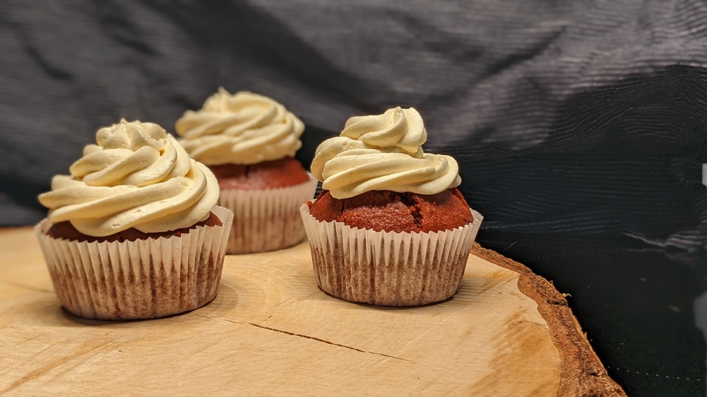 drei Red Velvet Cupcakes mit Buttercreme